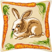 Набір для вишивання подушки Кролик з морквою 40х40 см (страмін) напівхрест, лицьова сторона